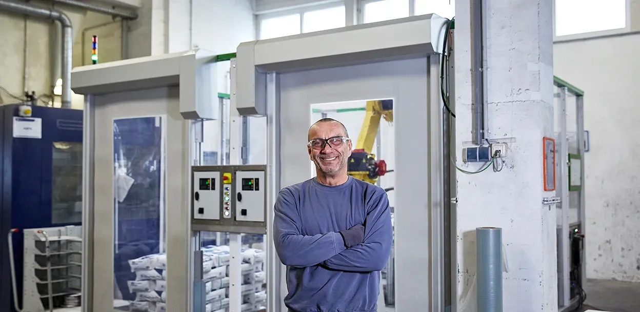 Avenarius Agro Mitarbeiter vor einer Palettierlösung in der Produktion