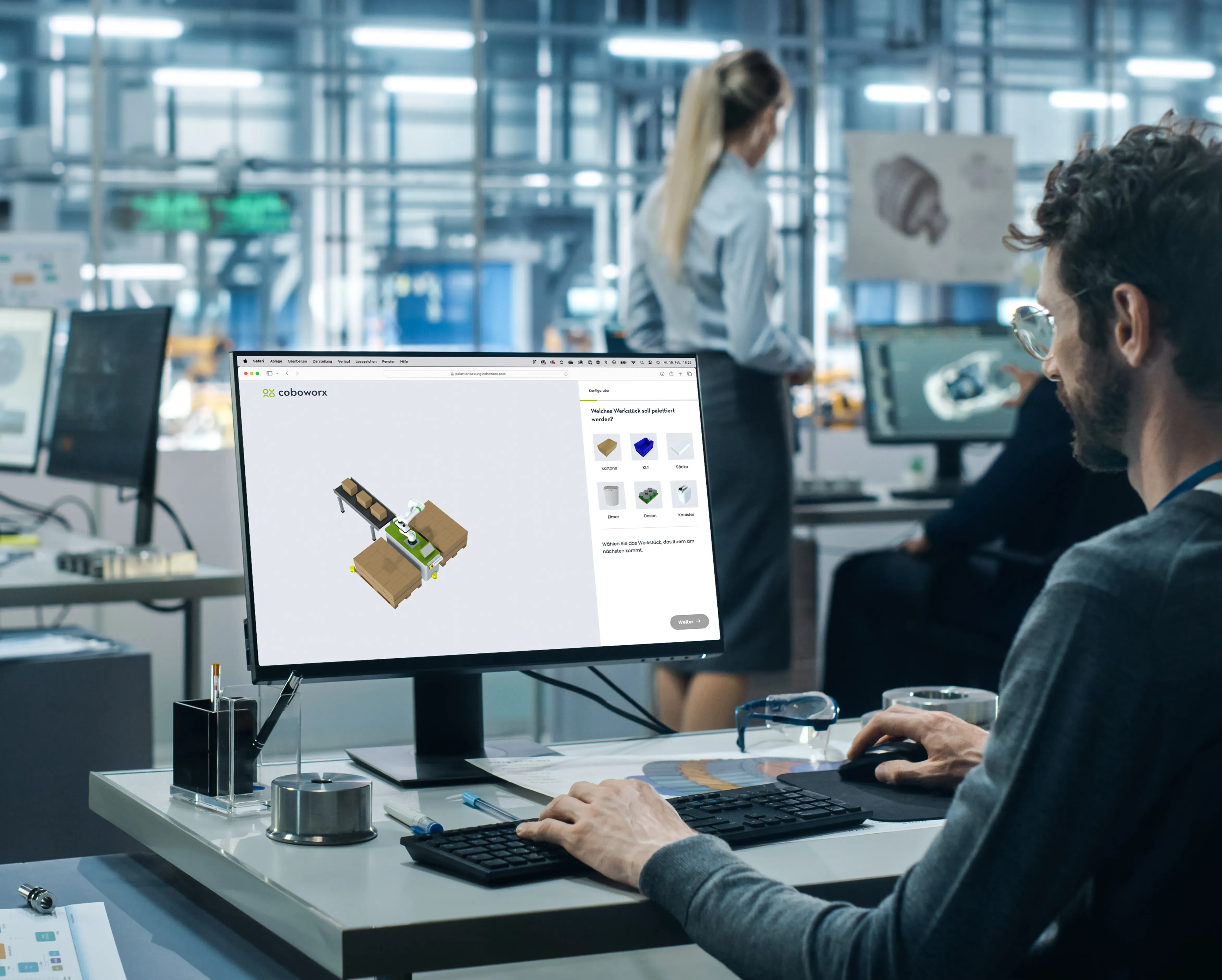 Mitarbeiter bedient den coboworx Konfigurator auf dem Computer in einer Büroumgebung