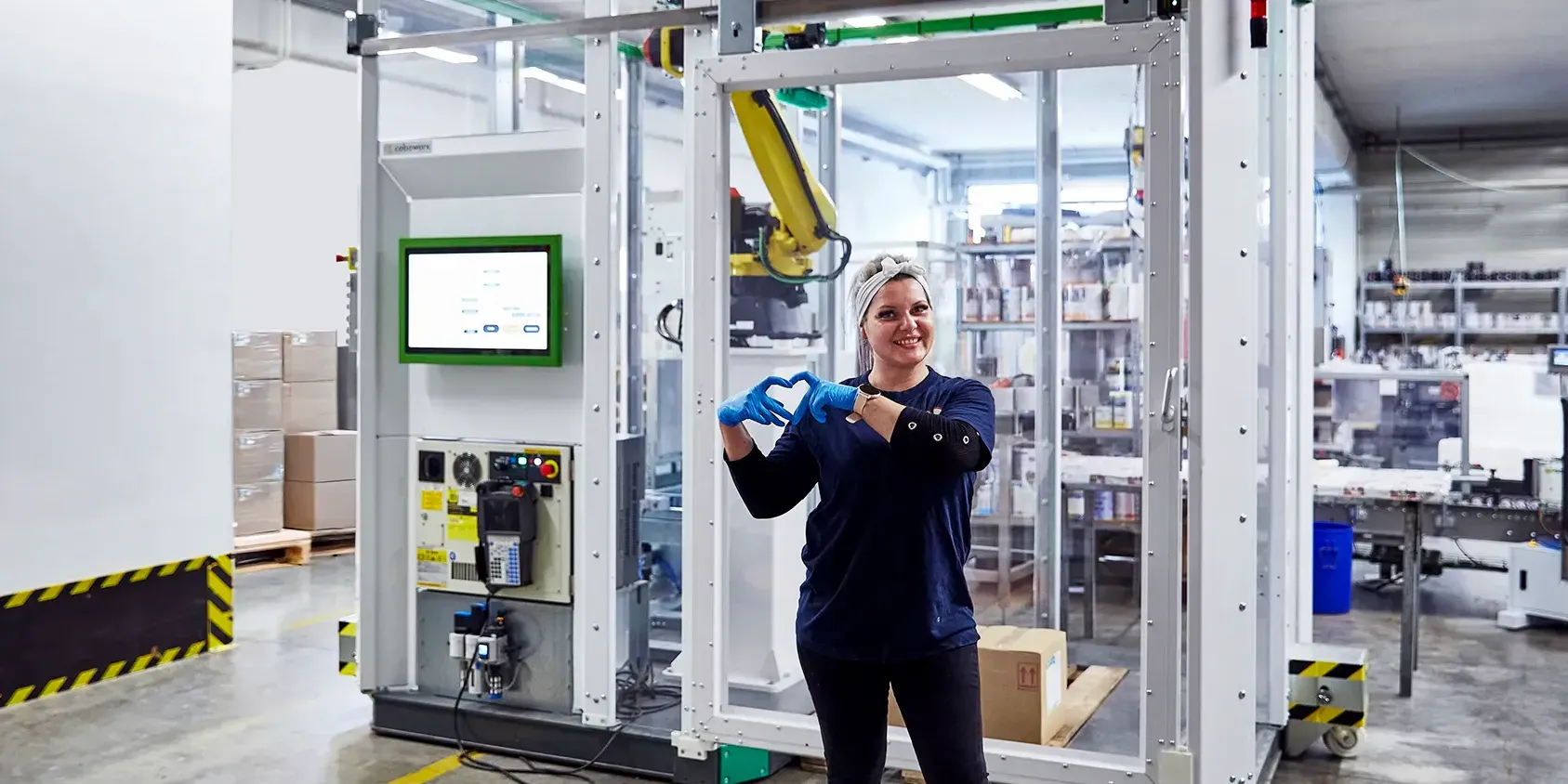 Mitarbeiterin bei Otto Oehme vor Roboterzelle