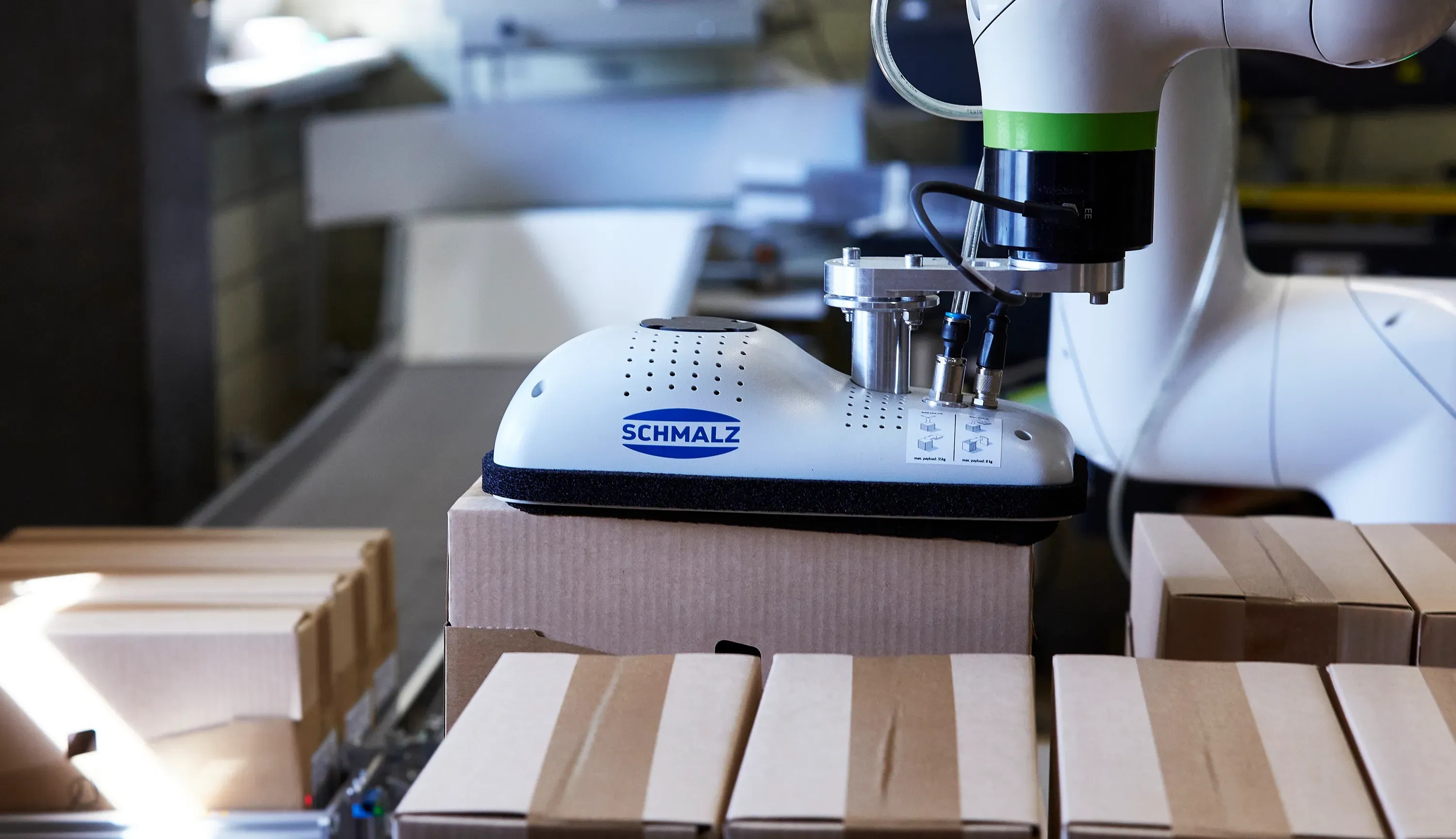 Greifer eines Cobots mit Karton