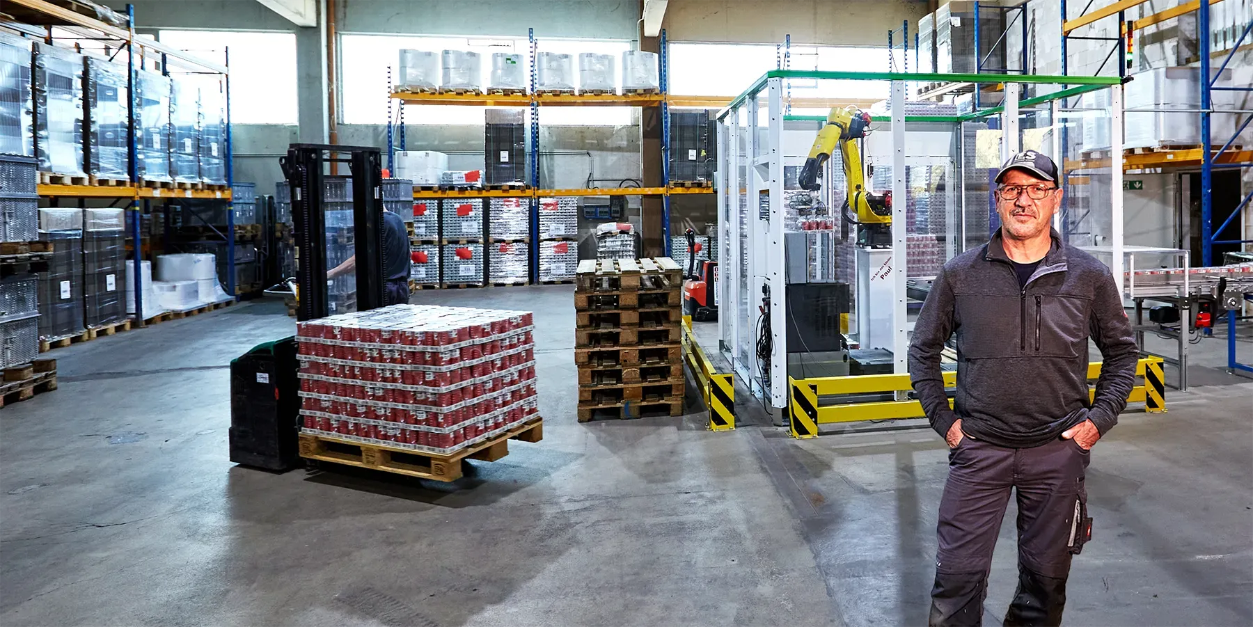 Pro Pet Koller Mitarbeiter vor Palettieranlage in der Produktionshalle