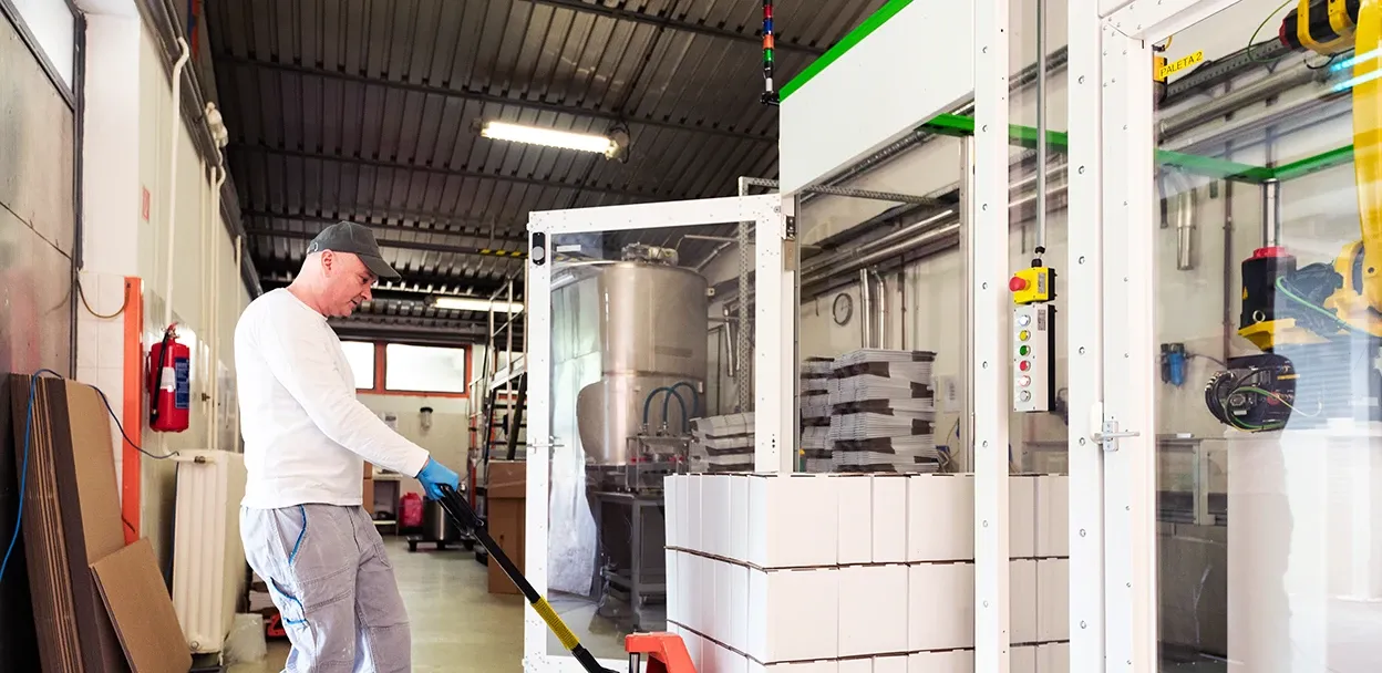 Stockmeier Food Mitarbeiter fährt eine volle Palette aus der Palettierzelle heraus