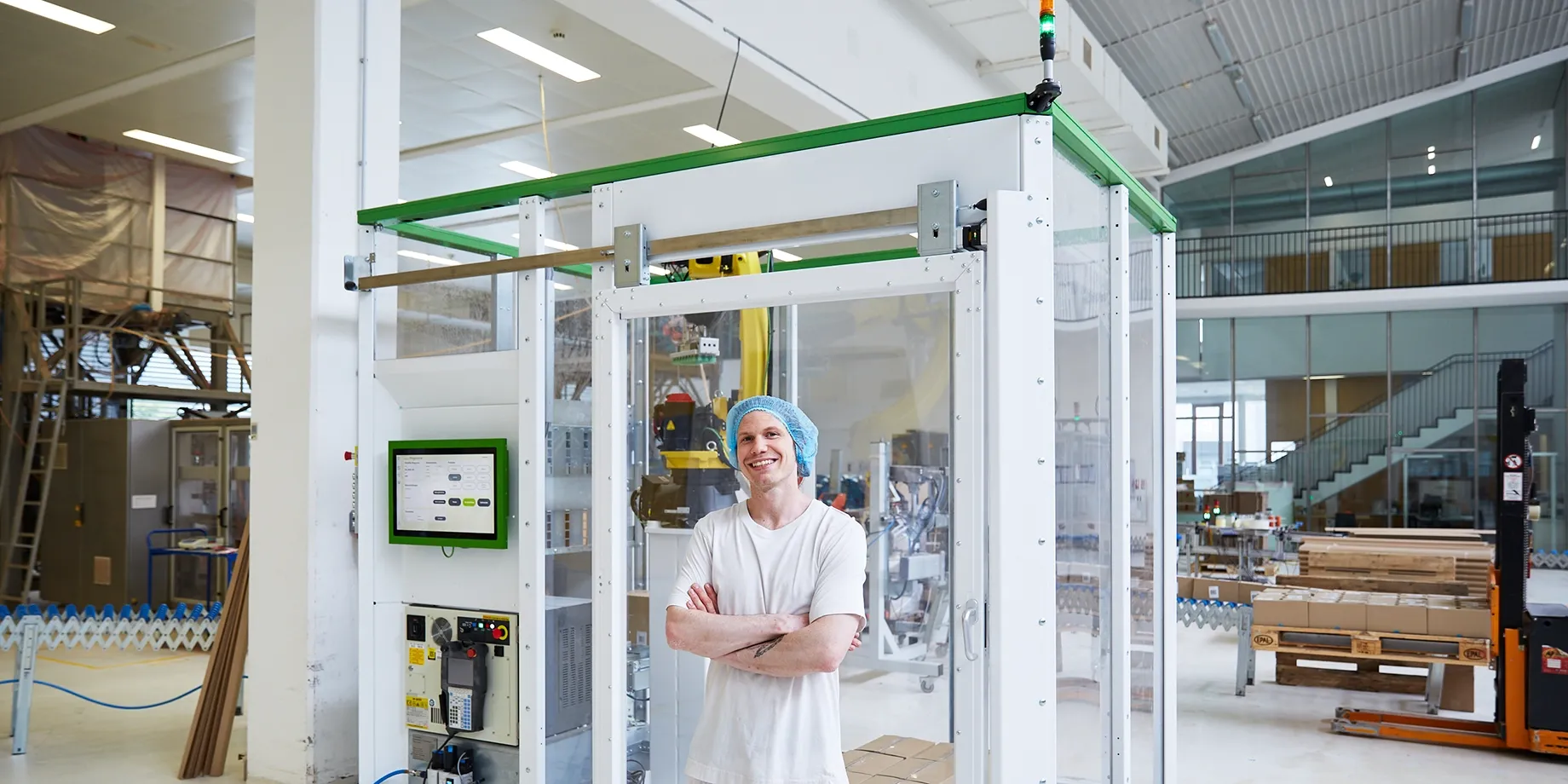 Mitarbeiter von Verival Bio GmbH vor der Palettieranlage