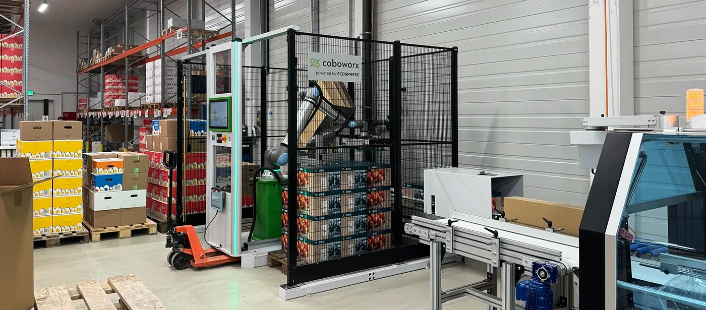 Cobot-Palettierer beim Palettieren von Kartons bei f&f SA/AG